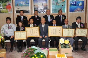 浦崎副知事（前列中央）と農林水産大臣賞を受賞した上地さん（同右から３人目）＝２９日、県庁