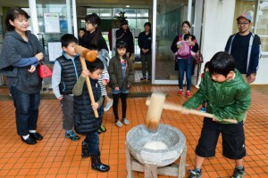 児童らは慣れない手つきで餅つきを楽しんでいた＝７日、福嶺小学校