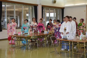 中学校の校歌を歌う新成人。地元開催の成人祝いで絆を確かめ合った＝５日、上野公民館