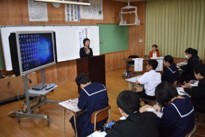 講師を務める新里さんは、生徒たちが方言で話すことに期待を込めた＝２２日、下地中学校