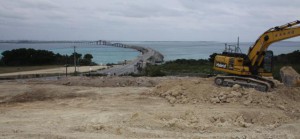 橋詰め広場の造成工事が進められている伊良部大橋たもと＝６日、伊良部島側
