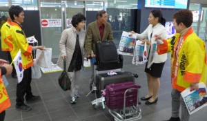 韓国からのチャーター便で来島した乗客たち＝11日、宮古空港