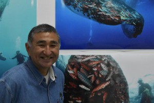 アギヤー漁の写真をアピールする花城太さん＝２０日、沖縄市