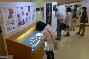 初日から観光客らが訪れ、沖縄で出土した遺物に見入っていた＝16日、市総合博物館