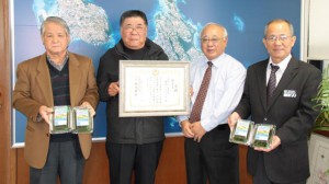 下地市長（右から２人目）に受賞を報告した長崎代表（左から２人目）＝６日、市長室