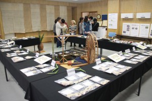 研修生たちの成果が一堂に展示されている第８回苧麻糸展示会＝23日、市伝統工芸品センター