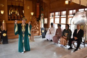 琉球舞踊で宮古民謡の「大世栄」が奉納された＝17日、宮古神社