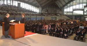 1745人が卒業・修了した琉大卒業式＝20日、宜野湾市・沖縄コンベンションセンター