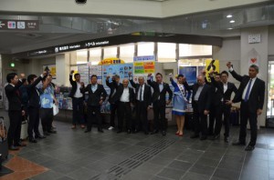 「ガンバロー三唱」で宮古島ＰＲへの決意を示す参加者たち＝29日、宮古空港