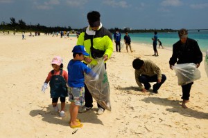 子どもたちも一緒に清掃活動を行った＝24日、与那覇前浜ビーチ