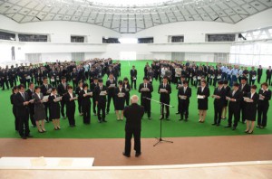 33人の新規採用職員が公務員として宣誓を行った＝２日、ＪＴＡドーム宮古島