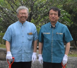 琉大を訪問して記念植樹も行った福井照沖縄担当相（右）と大城肇琉大学長