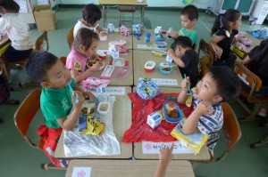 給食の時間に持参した弁当を食べる新１年生たち＝16日、佐良浜小学校