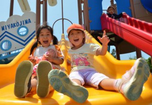 大型連休初日、遊具で歓声を上げる子供たち＝28日、パイナガマ海空すこやか公園