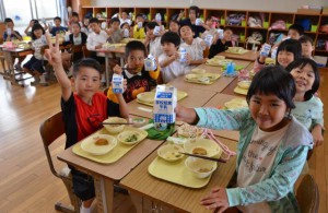 給食で牛乳供給が再開されたことを喜ぶ児童たち＝９日、北小学校