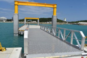 今月中旬から供用開始される新しい浮き桟橋＝３月30日、池間漁港