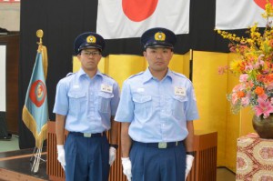 県消防学校に入校した友利周作さん（右）と砂川泰基さん＝１０日