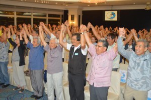 キックオフ集会で「話そう基地のこと　決めよう沖縄の未来」を唱和する参加者ら＝23日、那覇市