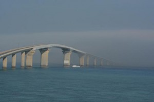 霧に閉ざされた伊良部大橋の一部とその先の伊良部島＝27日午前８時半ごろ、宮古本島から（伊良波彌撮影）