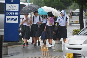 沖縄地方が梅雨入り。傘を差して下校する生徒＝８日、宮古島市内