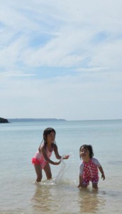 今年の最高気温を観測した宮古島地方。ビーチでは海水浴を楽しむ子供たちの姿が見られた＝１日、パイナガマビーチ