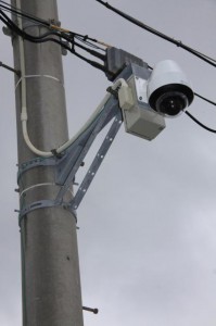 新たに設置・運用開始した防犯カメラ＝９日、城辺長間地区