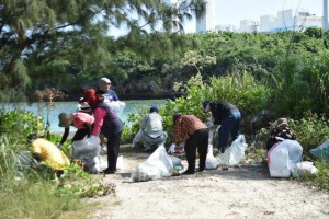 多くの市民がボランティアで参加し不法投棄されたごみを拾った＝27日、平良港下崎埠頭
