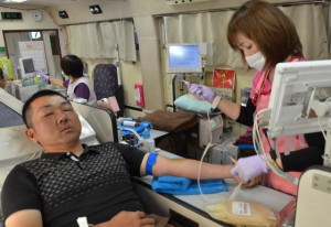 18年度５月期の移動献血が計10日間の日程でスタートした＝14日、市役所上野庁舎に配置された献血バス