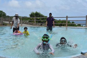 沖縄地方が梅雨明け、プールを楽しむ子どもたち＝２３日、城辺保良泉ビーチのプール