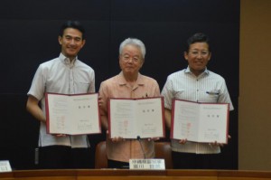 連結協定を締結した（左から）ＪＴＡの丸川社長、富川副知事、ＲＡＣの伊礼社長