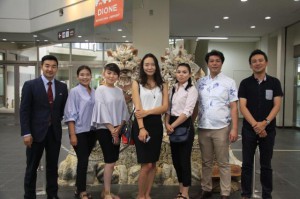 職場体験で来島したモンゴルの女子大学生４人と受け入れ先の関係者ら＝20日、宮古空港