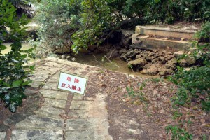 建て替え作業が検討されている川満遊歩道（資料写真）