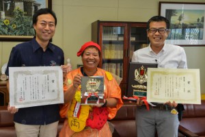 会見で受賞を発表する（左から）難波さん、上里さんと佐久田さん＝６日、宮古テレビ