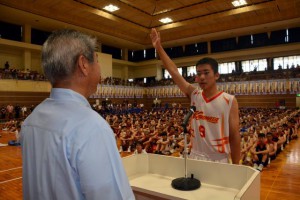 狩俣の奥濱伸太郎君が選手宣誓し期間中の全力プレーを誓った＝２２日、市総合体育館