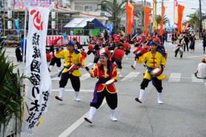 琉球国祭り太鼓宮古支部が勇壮な演舞でパレードの先陣を切った＝21日、下里通り