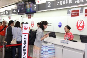 空席待ち整理券発行カウンターで手続きをする乗客＝１１日、宮古空港