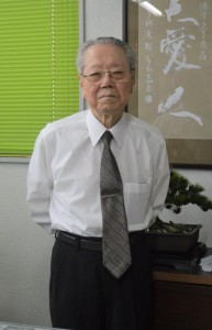県内初で全国日本学士会の新会長に就任した真栄城徳佳さん＝３日、那覇市