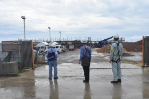 宮國署長（左）らは下地島空港旅客ターミナル整備事業の現場で安全衛生管理状況などを確認した＝４日、伊良部の下地島