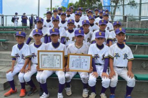 県中学総体野球競技で３位入賞した平良のチームメンバー＝26日、宜野座村