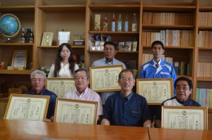 島尻部長（前列右から２人目）から表彰状を贈られた優良建設業者と技術者＝１９日、県庁