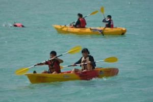 シーカヤックを体験する子どもたち＝９日、平良の白川浜海域