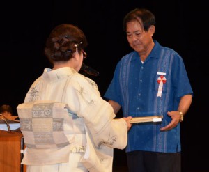 花城支部長（左）から一人一人に表彰状が贈られた＝５日、市マティダ市民劇場