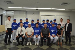 韓国チームの選手たちと関係者が訪れ下地市長（前列右から３人目）を表敬した＝１７日、市平良庁舎