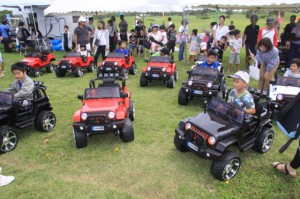 ゴルフ場でミニバギーの運転を楽しむ子供たち＝４日、オーシャンリンクス宮古島・城辺保良