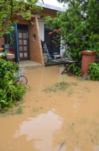 猛烈な雨の影響で床下浸水直前まで雨水が増した民家＝12日、城辺皆福