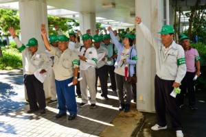 出発式で「ガンバロー三唱」する参加者ら＝３１日、市役所上野庁舎