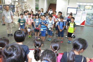 宮古島の夏を楽しみたいと訪れた白川町の児童たち。手前は盛大に歓迎した下地小の児童ら＝１日、宮古空港