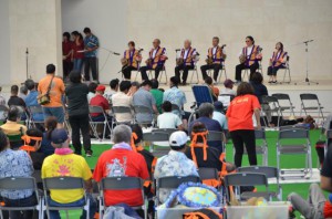 福祉施設の代表らが舞台で歌やダンスを披露して音楽祭を盛り上げた＝21日、ＪＴＡドーム宮古島