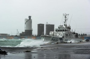 台風24号の影響で満潮時は港内も波が高く波が岸壁を越えていた＝29日午前10時６分ごろ、平良港