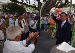 来島した小沢代表が、玉城氏当選に向けて応援演説を行い、支持者に支援と協力を呼び掛けた＝21日、カママ嶺公園近くの国仲ビル前